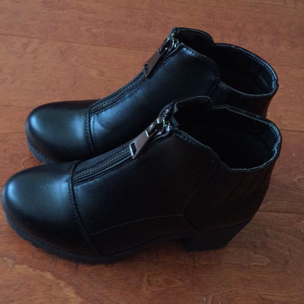 BRAND NEW BLACK CHUNKY BOOTS